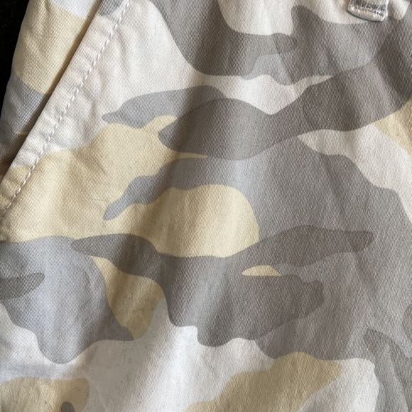 ❣️Tommy Hilfiger camouflage Capri pants. Patel yellow, grey and white. Size 6. - Picture 3 of 13
